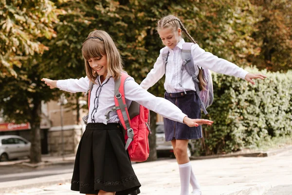 Vissza Iskolába Schoolgirls Szórakozik Gyerekek Iskolaudvaron — Stock Fotó