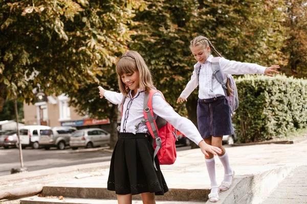 学校に戻れ女子高生は楽しいです 校庭の子供たち — ストック写真