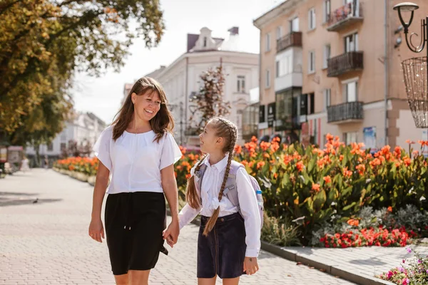 Mamá Lleva Hija Escuela — Foto de Stock