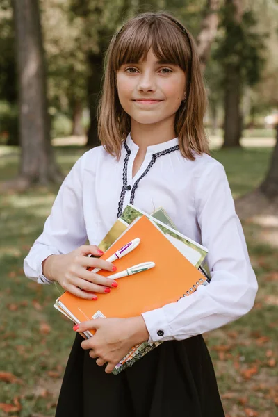 Retrato Uma Estudante Segurando Cadernos Canetas Suas Mãos — Fotografia de Stock