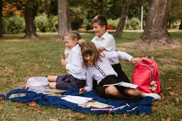 Los Escolares Están Divirtiendo Los Niños Divierten Parque — Foto de Stock