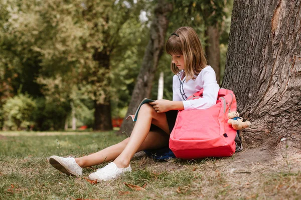 Školka Sedí Pod Stromem Parku — Stock fotografie
