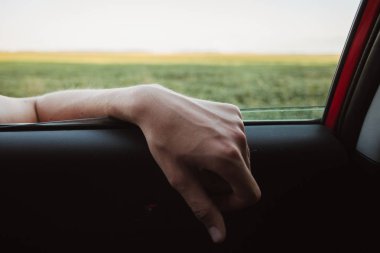 Alandaki araç penceresinden görünüm