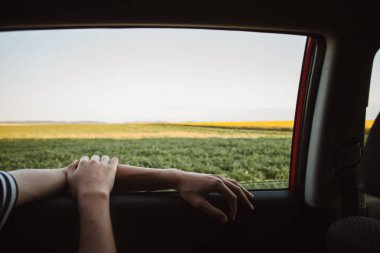 Alandaki araç penceresinden görünüm