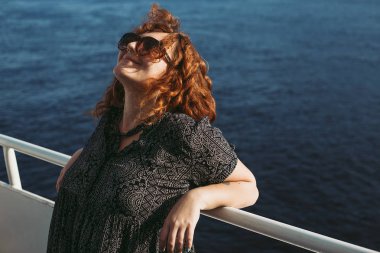 Yürüyüş ve yaz tatili dinleniyor elbiseli güzel kızıl saçlı kız