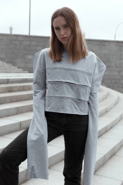 Kentsel zemin üzerine kavramsal tasarım kıyafetler şık kız