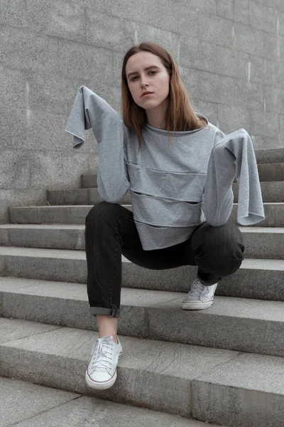 Fille Élégante Vêtements Conceptuels Concepteur Sur Fond Urbain — Photo