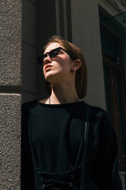 Şehrin sokak üzerinde gözlük ile şık ve moda kız