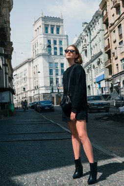 Şehrin sokak üzerinde gözlük ile şık ve moda kız