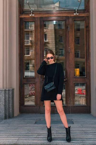 Stijlvolle Trendy Meisje Met Bril Stad Straat — Stockfoto