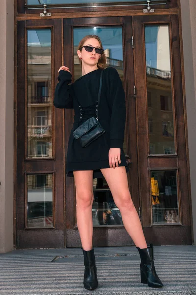 Eleganta Och Fashionabla Flicka Med Glasögon Stadens Gata — Stockfoto