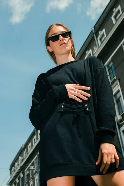 Fille Élégante Mode Avec Des Lunettes Sur Rue Ville — Photo