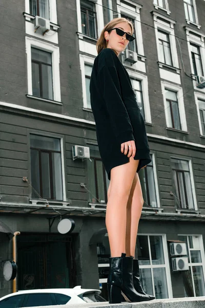 Стильная Модная Девушка Очках Городской Улице — стоковое фото