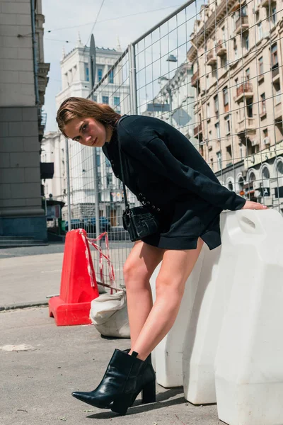 Fille Élégante Mode Avec Des Lunettes Sur Rue Ville — Photo