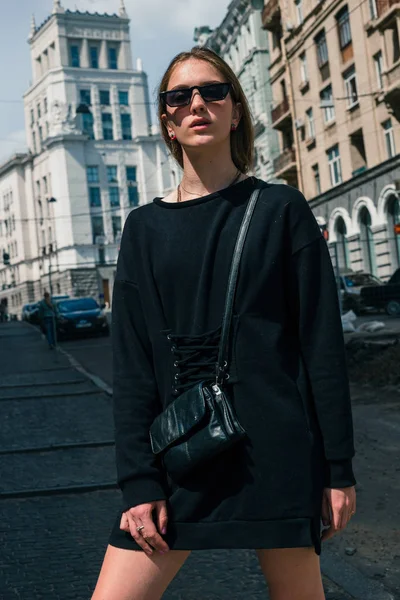 Fille Élégante Mode Avec Des Lunettes Sur Rue Ville — Photo