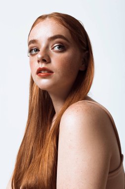 Uzun saç, makyaj ve çiller ile güzel bir kızın portresi