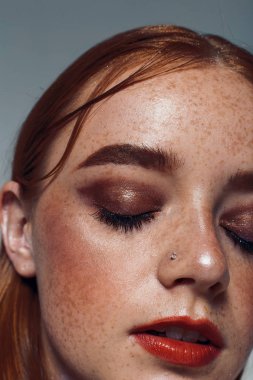 Uzun saç, makyaj ve çiller ile güzel bir kızın portresi