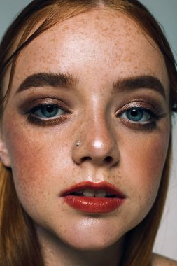 Uzun saç, makyaj ve çiller ile güzel bir kızın portresi