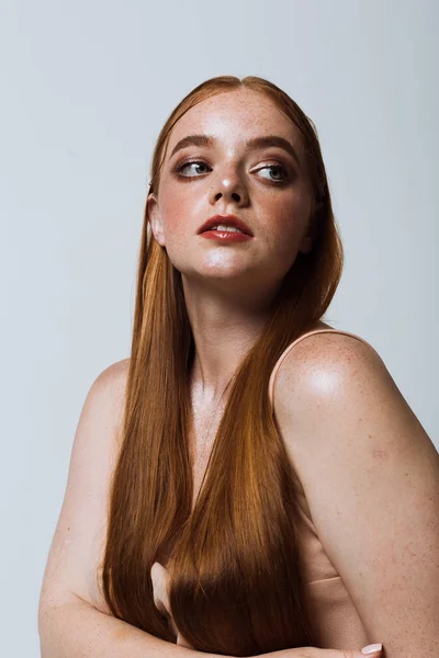 Retrato Uma Menina Bonita Com Cabelos Longos Maquiagem Sardas — Fotografia de Stock