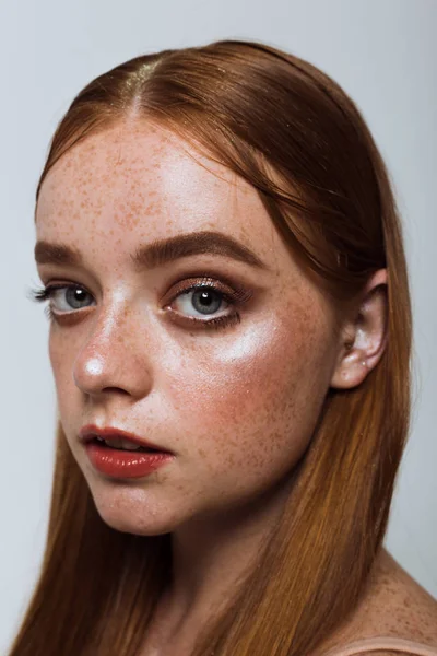 Retrato Una Hermosa Chica Con Pelo Largo Maquillaje Pecas — Foto de Stock