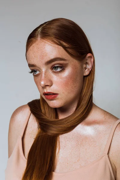 Retrato Uma Menina Bonita Com Cabelos Longos Maquiagem Sardas — Fotografia de Stock