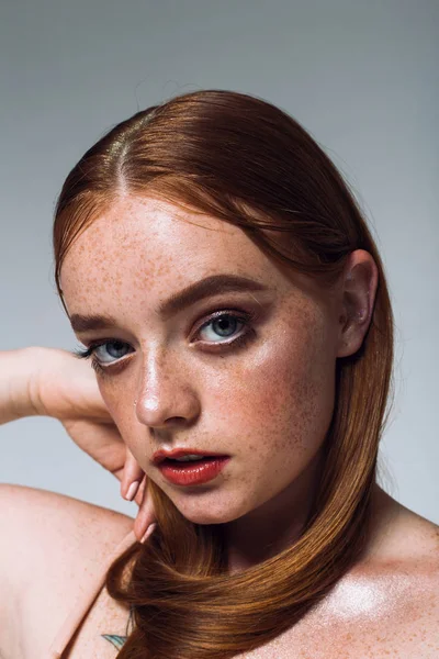 Retrato Una Hermosa Chica Con Pelo Largo Maquillaje Pecas —  Fotos de Stock