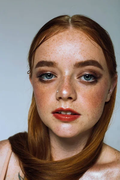 Potret Seorang Gadis Cantik Dengan Rambut Panjang Makeup Dan Bintik — Stok Foto