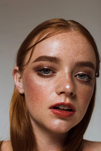 Retrato Una Hermosa Chica Con Pelo Largo Maquillaje Pecas —  Fotos de Stock