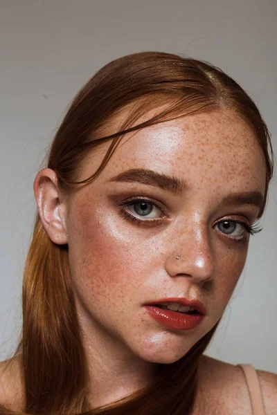 Retrato Una Hermosa Chica Con Pelo Largo Maquillaje Pecas — Foto de Stock