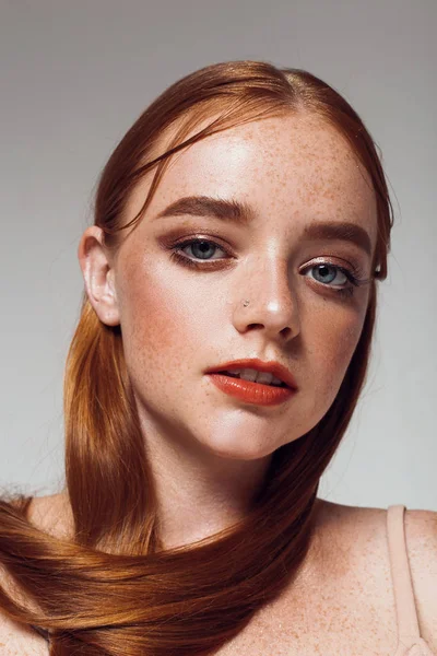 Retrato Una Hermosa Chica Con Pelo Largo Maquillaje Pecas — Foto de Stock