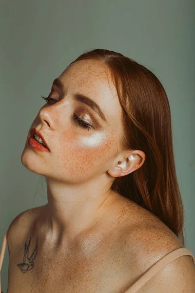 Retrato Uma Menina Bonita Com Cabelos Longos Maquiagem Sardas — Fotografia de Stock