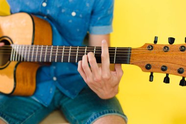 Yakışıklı ve neşeli adam müzisyen gitar çalmak bir gömlek