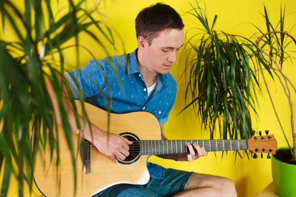 Handsome Cheerful Guy Musician Shirt Playing Guitar — Stock Photo, Image