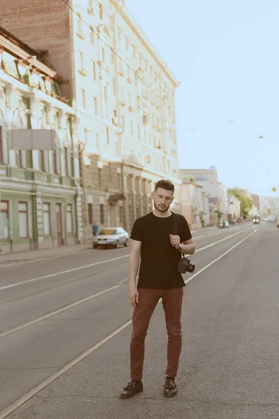 Cara Bonito Positivo Roupas Elegantes Está Andando Pela Cidade — Fotografia de Stock