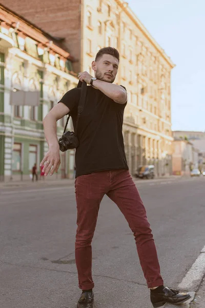 Stilig Och Positiv Kille Snygga Kläder Promenader Runt Staden — Stockfoto