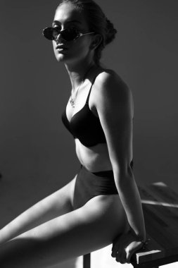 Güzel ve çekici yalın kız uzun saçlı ve gözlük beyaz bir arka plan üzerinde siyah iç çamaşırı