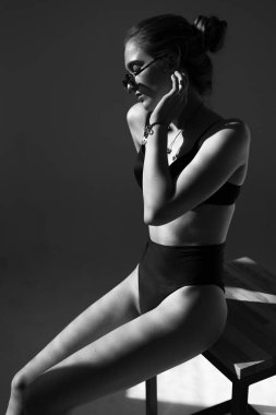 Güzel ve çekici yalın kız uzun saçlı ve gözlük beyaz bir arka plan üzerinde siyah iç çamaşırı