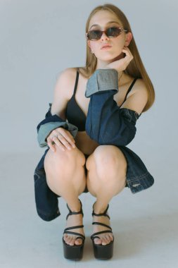 Güzel ve çekici yalın kız uzun saçlı ve gözlük beyaz bir arka plan üzerinde siyah iç çamaşırı