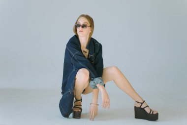 Güzel ve çekici yalın kız uzun saçlı ve gözlük beyaz bir arka plan üzerinde siyah iç çamaşırı