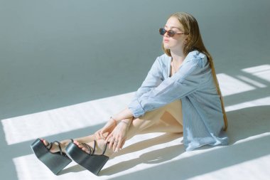 Güzel ve çekici yalın kız uzun saçlı ve gözlük beyaz bir arka plan üzerinde siyah iç çamaşırı