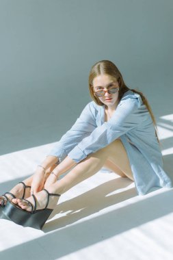 Güzel ve çekici yalın kız uzun saçlı ve gözlük beyaz bir arka plan üzerinde siyah iç çamaşırı