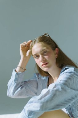 Güzel ve çekici yalın kız uzun saçlı ve gözlük beyaz bir arka plan üzerinde siyah iç çamaşırı