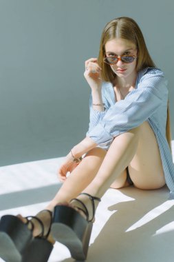 Güzel ve çekici yalın kız uzun saçlı ve gözlük beyaz bir arka plan üzerinde siyah iç çamaşırı