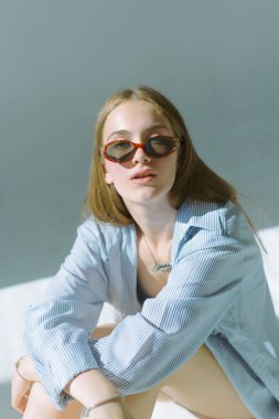 Güzel ve çekici yalın kız uzun saçlı ve gözlük beyaz bir arka plan üzerinde siyah iç çamaşırı