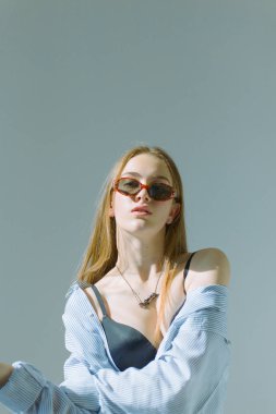 Güzel ve çekici yalın kız uzun saçlı ve gözlük beyaz bir arka plan üzerinde siyah iç çamaşırı