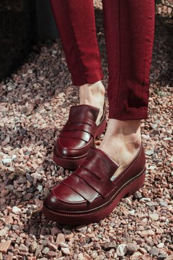 Güzel ve şık bayan ayakkabı kadın ayak üzerinde