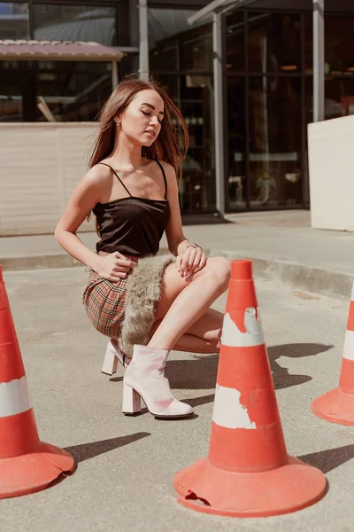 Menina Bonita Jovem Roupas Elegantes Rua — Fotografia de Stock