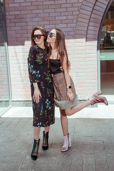 Två Snygga Flickvänner Moderiktiga Kläder Vandrar Sommardag — Stockfoto