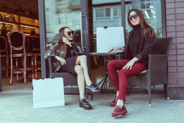 İki şık kız arkadaşım moda giysiler bir yaz gününde yürüyüş