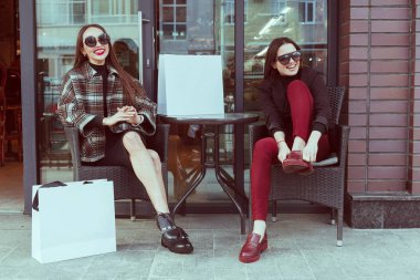 İki şık kız arkadaşım moda giysiler bir yaz gününde yürüyüş